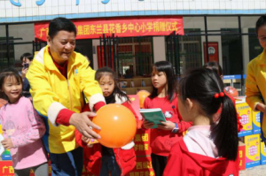 “匠心鑄夢” ——縱覽線纜集團(tuán)赴東蘭縣花香鄉(xiāng)中心小學(xué)捐贈活動 ...